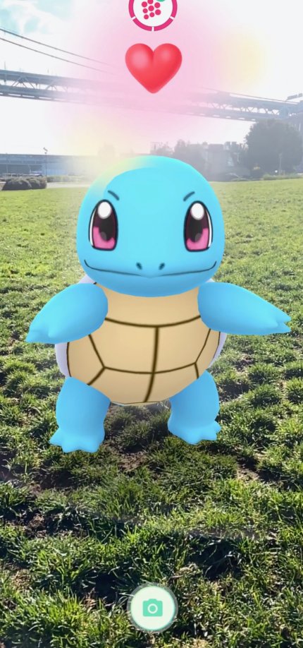 US-Entwickler Niantic hatte zwar schon weit vor Pokémon Go ein funktionierendes Augmented-Reality-Spiel namens Ingress geschaffen. Doch erst mit Hilfe von Nintendos Kult-Hit erreichte das Konzept eine breite Masse und sorgte dafür, dass einige Stubenhocker endlich in Bewegung kamen.<br> &nbsp;