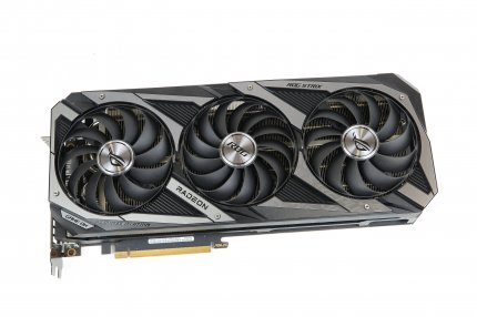 Die AMD Radeon RX 6700 XT (hier ein Modell von Asus) ist inzwischen wieder teurer geworden, die Konkurrenz von Nvidia dafür günstiger.