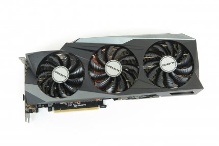 Bei der GeForce RTX 3080-Reihe, hier ein Modell von Gigabyte, bezahlt man beim günstigsten Angebot aktuell über 800 Euro weniger als noch im Mai.