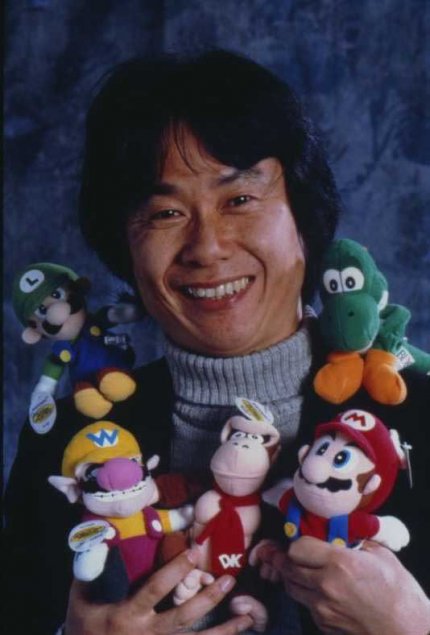 Shigeru Miyamoto wurde am 16. November 1952 in Nantan in der Präfektur Kyoto in Japan geboren. Er stieß 1977 zu Nintendo und ist für die Entwicklung von Marken wie Donkey Kong, The Legend of Zelda oder Super Mario verantwortlich.