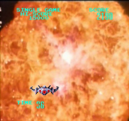 Astron Belt ist ein explosionsreiches Abenteuer, denn immer wenn wir ein gegnerisches Raumschiff treffen, wird eine bildschirmfüllende Feuersbrunst eingeblendet.