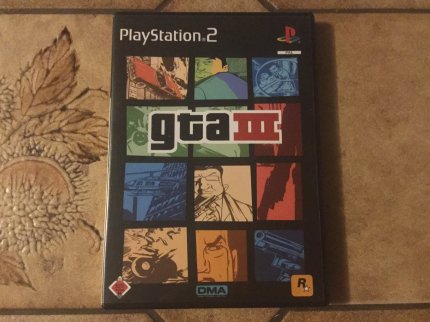 Das minimalistische, aber stylische Cover der originalen deutschen Playstation-2-Version. GTA 3 aufgrund seiner expliziten Gewaltdarstellung eine USK-Freigabe „ab 18 Jahren“.