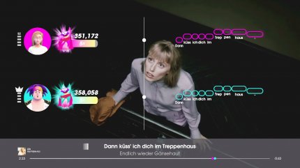Im Hintergrund sieht man das dazu passende Musikvideo. Teilweise muss man aufpassen, dass die Videos einen nicht ablenken, aber sie sind auf jeden Fall visuell spannend.