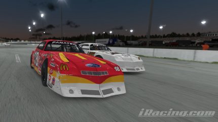 Rad-an-Rad-Duelle mit anderen Rennsport-Fans machen sehr viel Spaß, vorausgesetzt man trifft nicht auf das Klischee des 'Sonntags-Fahrers'. Gerade die Online-Ovale sind für iRacing ein Alleinstellungsmerkmal.