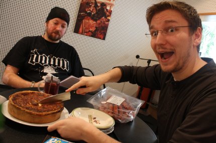 Peter ist begeistert: Immer wieder schicken uns Podcast-Zuhörer verschiedenste Leckereien. Für das Geschmatze in der Aufnahme entschuldigen wir uns ausdrücklich.