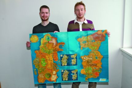 Erschöpft zeigen Felix Schütz und Layouter Alfonso Costanza (rechts) ihren fast fertigen Entwurf für unser WoW-Poster.