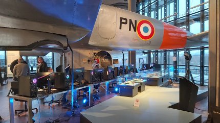 Vor uns der Flugsimulator, über uns echte Flugzeuge.