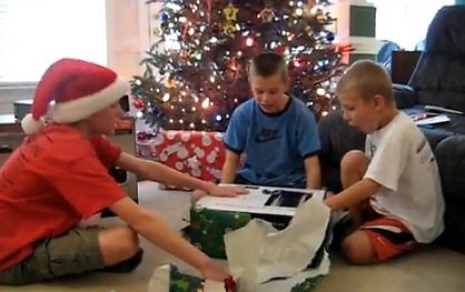 Konsole geschenkt: So jubeln kleine und große Kids über coole Weihnachtsgeschenke