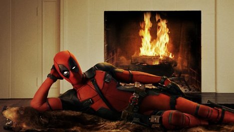 Steht als Deadpool inmitten der Fans, niemand erkennt Ryan Reynolds