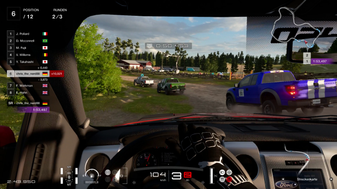 Auch neue Fahrzeuge kamen per Update in das Spiel. So zum Beispiel diese Trucks von Ford, die sogar eigene Turniere in der Karriere bekommen haben.