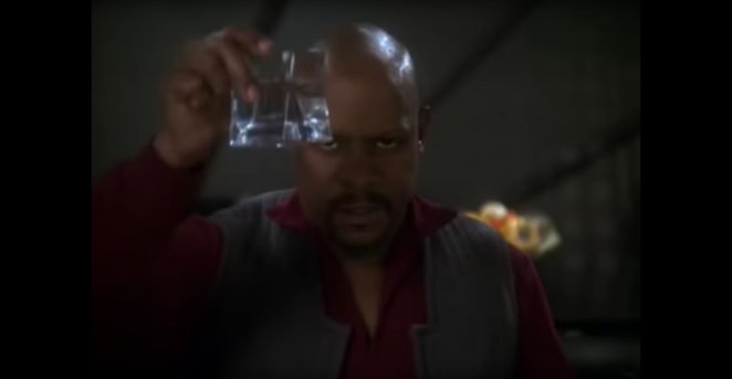 Sisko trennt in seiner Rede Moral und Politik – für ihn heiligt in diesem Moment der Zweck die Mittel. DS9 brach oft mit dem für Star Trek typischen Optimismus. &nbsp;