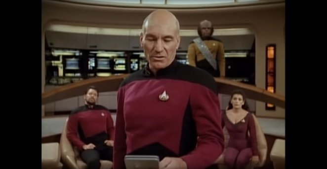 In einer berühmten Szene rattert Captain Picard eine abstruse Fußnote in dem Vertrag herunter, mit deren Hilfe er die Sheliak gekonnt ausmanövriert. &nbsp;