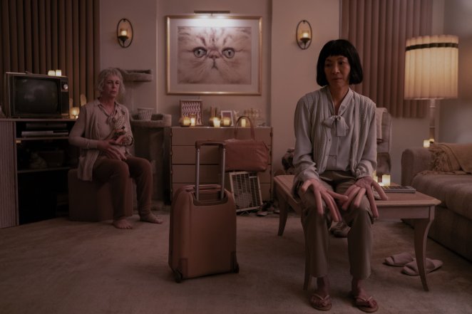 Deirdre (Jamie Lee Curtis) und Evelyn (Michelle Yeoh) im Wurstfinger-Universum