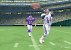 Der Verteidiger naht mit riesigen Schritten, um einen Touchdown zu verhindern