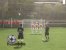 Trotz blendender Sonne sollte Rosicky im Training kein Problem mit diesem Freisto&szlig; haben.
