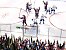 Der Puck ist im Netz und die ganze Mannschaft feiert!