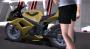 Im Labor wird Bond die neue Ausrüstung vorgestellt.
Das Motorrad ist natürlich auch sehr interessant.