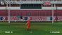 Obwohl er die Ecke geahnt hat, kommt der Torwart an diesen Ball nicht mehr heran. 