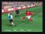 Crespo l&auml;sst sich von zwei Verteidigern nicht beeindrucken und schlenzt den Ball ins lange Eck.