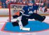 Der Goalie kannden Puck gerade noch abwehren. 