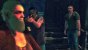 Lost: Das Spiel (Via Domus) - Jack bedroht Tom, während im Hintergrund der Spieler zu sehen ist. 
Eine gewisse Ähnlichkeit zu George Clooney lässt sich nicht verleugnen.