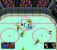 EA Hockey (1991)
EA Hockey steht stellvertretend für alle wunderbaren Eishockey-Spiele von Electronic Arts, die es für das Mega Drive gibt. Tore, Wiederholungen, Prügeleien – diese Kufenflitzerei war ihrer Zeit damals weit voraus. Was ihr vielleicht noch nicht wisst: EA Hockey stellt den Ursprung der noch heute beliebten NHL-Reihe dar. EA bleibt dem Mega Drive noch viele Jahre treu, erst NHL 98 markiert das Ende der Serie auf dem Mega Drive.