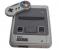 Am 11. April 1992 ist es so weit: Für 329 Mark steht das Super Nintendo Entertainment System, auch Super Nintendo oder SNES genannt, in deutschen Händlerregalen. In Japan erscheint das Gerät unter dem Namen Super Famicom bereits eineinhalb Jahre früher. Den europäischen Markt zu benachteiligen, ist zu diesem Zeitpunkt normal: Auch von den geschätzt knapp 4.000 Spielen erscheint nicht mal ein Drittel außerhalb Japans und zudem oft erst Monate später.
Im vierten Teil unserer Retro-Knaller zum Jahreswechsel zeigen wir euch die besten Spiele des SNES.