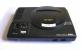 Am 29. Oktober 1988 veröffentlicht Sega in Japan sein „Mega Drive“. Technisch steckt das neue 16-Bit-Gerät die Konkurrenz locker in die Tasche: Die Grafik bietet mehr Farben und bewegliche Objekte, der auch in den Heimcomputern Amiga und Atari ST tickende Motorola-Prozessor rechnet schneller. Selbst frühe Spielspaßgurken wie das Prügelspiel Altered Beast wirken auf die noch junge 16-Bit-Generation faszinierend. Doch deutsche Spieler dürfen davon nur träumen. Erst gut zwei Jahre später, Ende 1990, erscheint hierzulande das Mega Drive und schlägt mit 499 Mark zu Buche.
Im letzten Teil unserer Retro-Knaller zum Jahreswechsel zeigen wir euch die 10 besten Spiele für das SEGA Mega Drive.