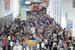 Die Besucher strömen durch in die Messe
