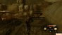 ALTERNATIVE: Weg zum Tower 2: Wir schleichen zum hinteren Teil des Hangars und lassen uns per Seilwinde zum Innenhof herunter. Die arglosen Feinde fallen nach und nach unserem Messer zum Opfer.
