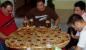 Yeay: Zum Zocken gehört eine Riesenpizza einfach dazu!