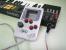 GameBoy-Recycling: Angeschlossen an einen Synthesizer startet der Gameboy Samples oder Loops.