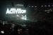 <strong>Die Activision-Party:</strong> Dieses Jahr hatte Activision keinen Messestand auf dem Show-Floor der E3. Als kleine Entschädigung schmiss man aber eine kleine Party. Dazu mietete man kurzerhand das Staples-Center an, lud einige tausend Gäste ein und unterhielt sie den Abend über mit Gratis-Bier, einigen Videospiel- Trailern und ganz vielen Superstars. Mit dabei waren Enminem, Rihanna, Usher, David Guetta, Deadmau5 und Tony Hawk. Wow! Was für eine Mega-Show! Angeblich hat sie 6 Millionen Dollar gekostet. 