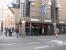 Nürnberg-Zentrum, 9.59 Uhr. In einer Minute öffnet die Saturn-Filiale ihre Pforten!