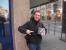 Peter Wendl mit dem Paket, bestehend aus 3DS-Konsole und Rayman 3D. Beides zusammen wurde für 249 Euro angeboten.