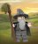 Wenn wir von rauschebärtigen Kerlen sprechen, darf da natürlich nicht Gandalf aus <strong>Lego: Der Herr der Ringe</strong> fehlen! Der graubärtige Magier, der irgendwann zum weißbärtigen Magier wird, weiß es, seinen Gegnern einen richtigen Tritt in den Hintern zu verpassen.