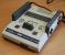 Der Dendy Junior sieht fast genauso aus wie ein Famicom, nur die Farbgebung ist anders. Die Variante war in Russland enorm populär.&nbsp;