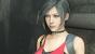 Mysteriöse Schönheit: Ada Wong trägt anfangs noch Trenchcoat und Sonnenbrille, wechselt aber später zu ihrem aus dem Original bekannten roten Kleid.