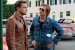 Cliff (Brad Pitt) sucht nach einem Job als Stuntman. Rick (Leonardo DiCaprio) soll ihm dabei helfen.