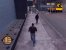 Ein typisches Bild aus GTA 3: Die eigene Spielfigur joggt die Straße entlang. Vor ihr sieht man Fußgänger und Geschäfte. Oben rechts durch die Polizei-Sterne dargestellt: das Fahndungslevel.<br> &nbsp;