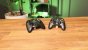 <strong>Eine Konsole, zwei Controller: </strong>Der eigentliche Controller der Xbox war der sogenannte "Duke" (linke Seite). Der war den meisten Fans aber viel zu groß, wodurch wenig später ein neues Gamepad weltweit veröffentlicht wurde (rechte Seite).