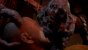 Das gibt gewaltige Kopfschmerzen: Hat uns ein Feind gepackt, können wir uns manchmal noch per Quicktime-Events wehren. Doch bei diesem Exemplar kommt jede Hilfe zu spät.