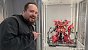 Ich vor einer schicken Mobile-Suit-Figur (der wunderschöne Sazabi) aus dem Gundam-Kosmos. Hoffentlich zeig ich am Ende genauso begeistert auf meinen Bildschirm, auf dem die Netflix-Verfilmung