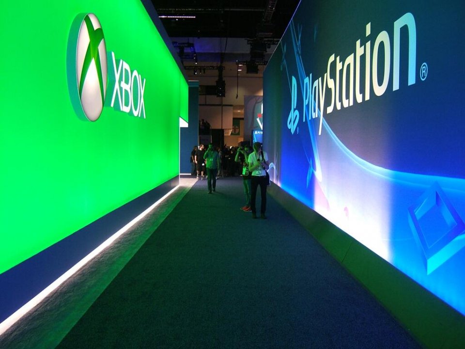 Logos zu Xbox und Playstation auf der E3 in Los Angeles.