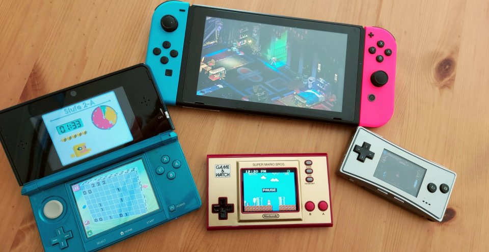 Größenvergleich: 3DS (links), Switch (oben), Game Boy Micro (rechts) und Game &amp; Watch. (unten).