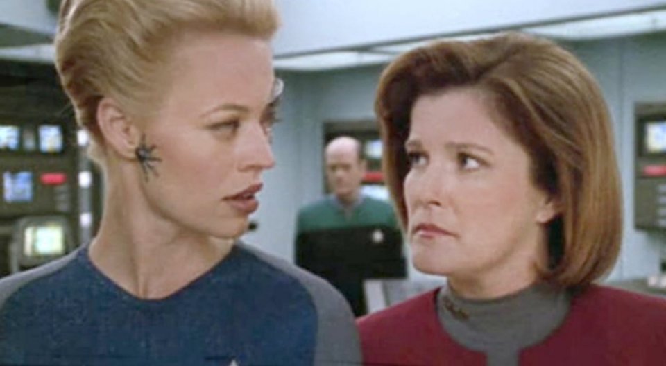 Am Set herrschte oft eine feindselige Stimmung zwischen Kate Mulgrew und Jeri Ryan. Inzwischen ist das jedoch Geschichte; die beiden verstehen sich gut. (1)