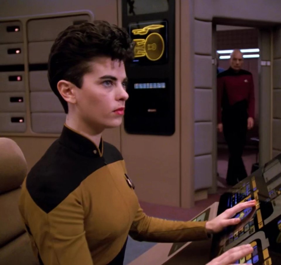 Wer die Frisur einmal gesichtet hat, kann sie nicht mehr übersehen: Fähnrich Jae taucht insgesamt in 63 TNG-Folgen und 3 Filmen auf!