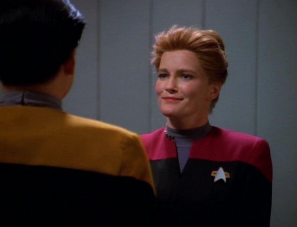 Der leicht enervierte Gesichtsausdruck ist gerechtfertigt: Kate Mulgrew bekam eine Perücke verpasst, die ihr vor jeder Einstellung „An den Kopf genagelt“ wurde.