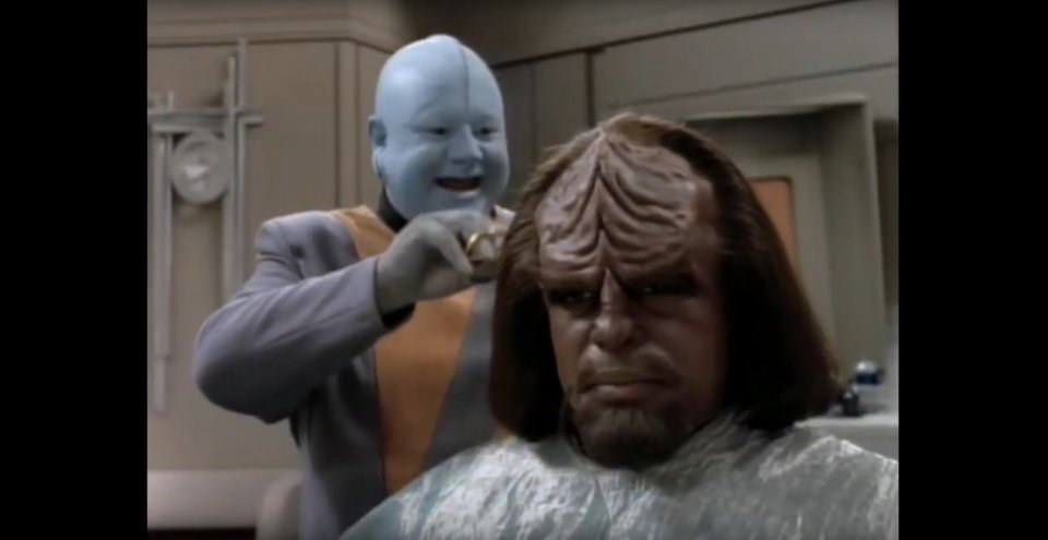 Macht gerade eine schwere Phase durch: Worf trug in Staffel 4 und 5 die berüchtigte He-Man-Mähne, bevor er später zum mächtigen Krieger-Zopf wechselte.