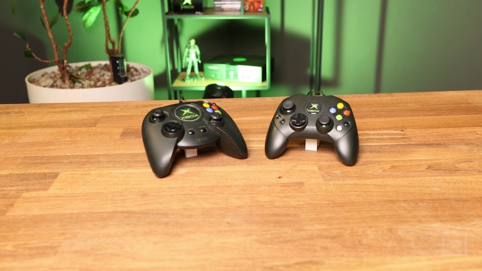 <strong>Eine Konsole, zwei Controller: </strong>Der eigentliche Controller der Xbox war der sogenannte 'Duke' (linke Seite). Der war den meisten Fans aber viel zu groß, wodurch wenig später ein neues Gamepad weltweit veröffentlicht wurde (rechte Seite).